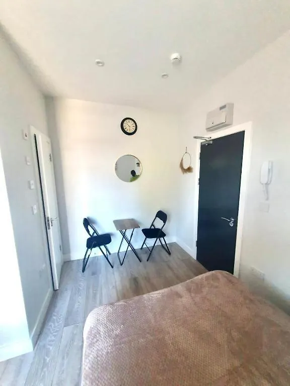 Southall Stays Near Heathrow Ub2