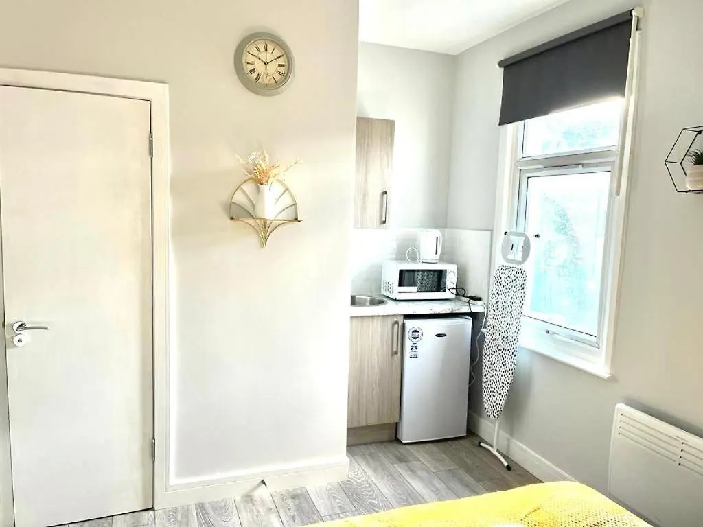 Southall Stays Near Heathrow Ub2