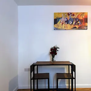 Grand Suites Near Heathrow Apartment