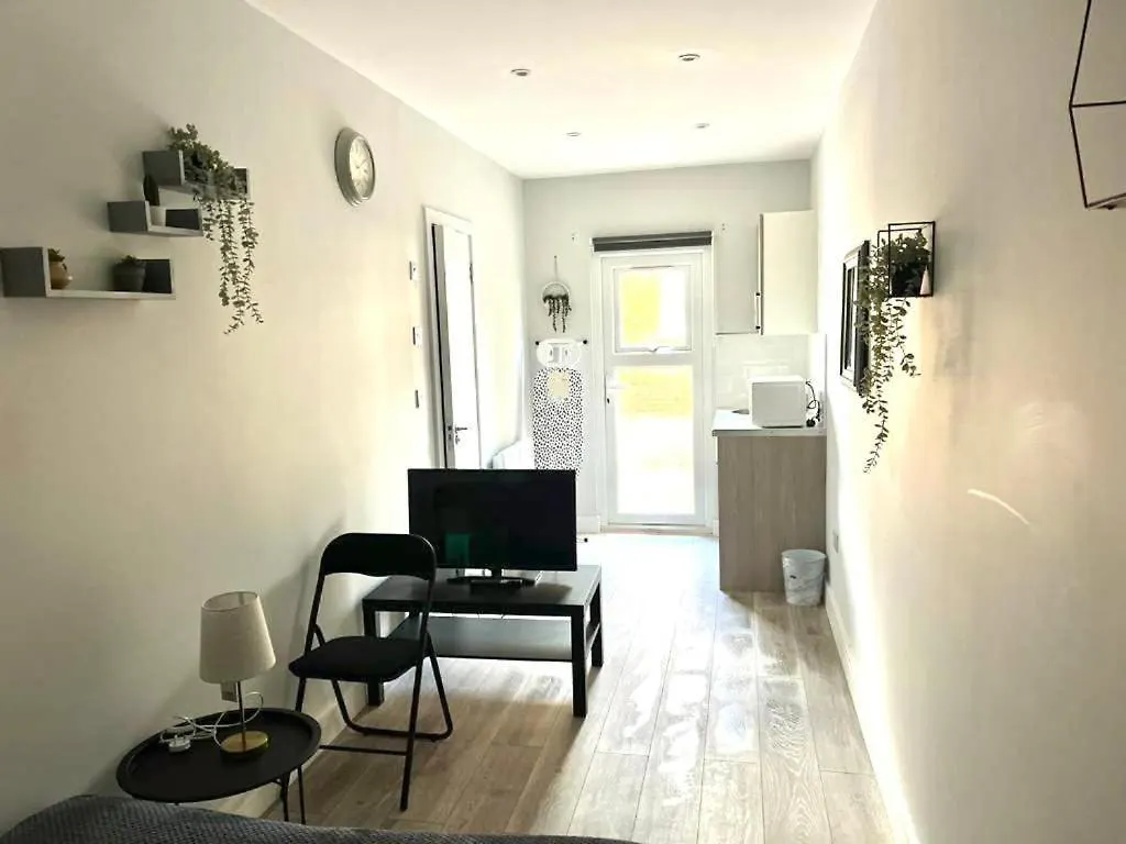 Southall Stays Near Heathrow Ub2