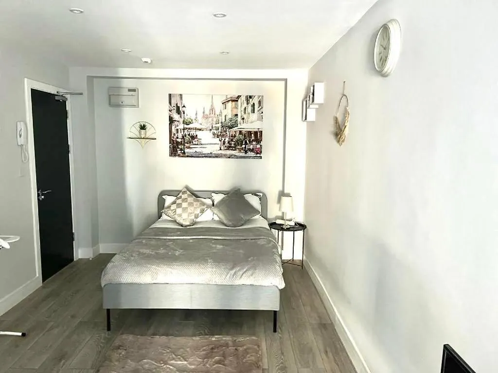Southall Stays Near Heathrow Ub2 0*,  United Kingdom